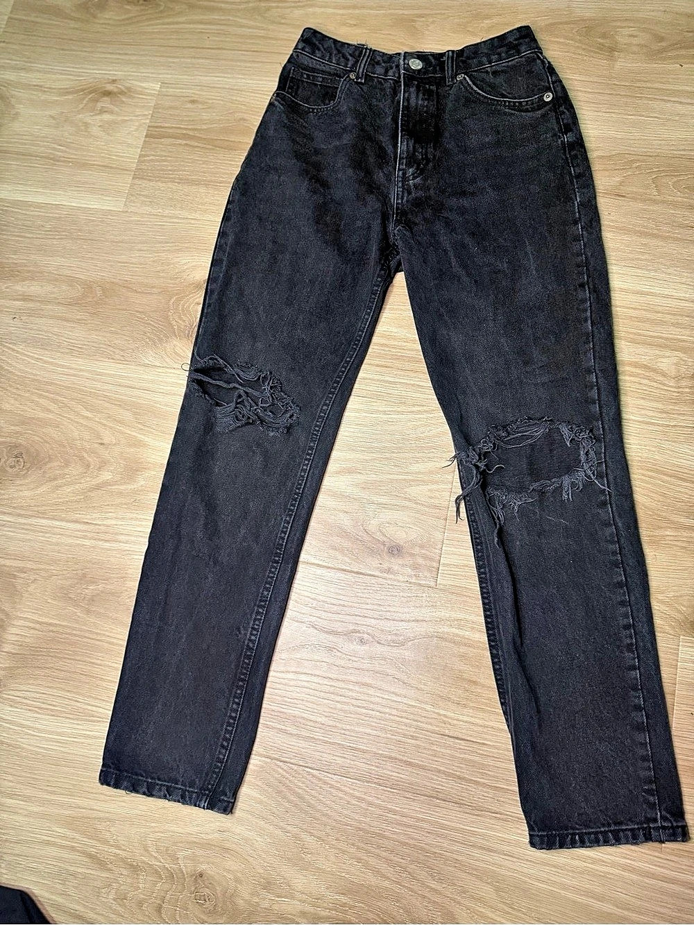 Distressed Straight Leg Jeans in Black